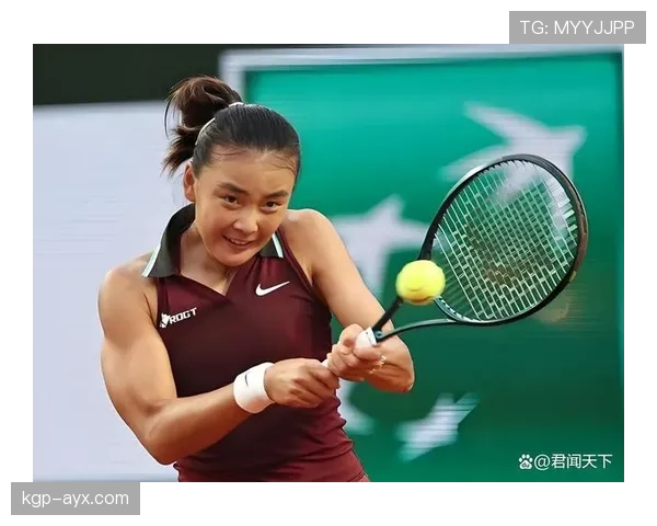 袁悦手拎一袋菜，手腕那块表差点把人闪瞎